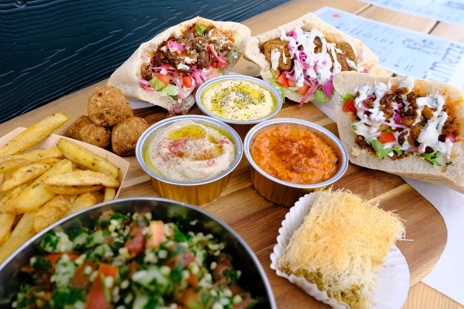 Assortiment de kebabs, mezze et accompagnements préparés par Le Ti Mezze